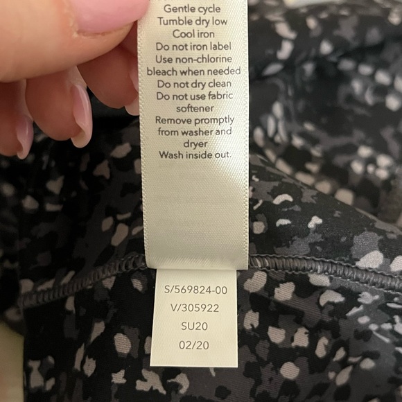 Athleta Salutation Stash Pocket Capri Printed 569824 Size Small - Picture 9 of 9